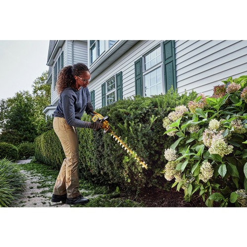 Dewalt 60V MAX Brushless Lithium-Ion 26 in. Cordless Hedge Trimmer Kit (2 Ah) - DCHT870T1