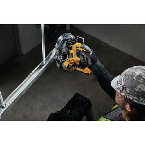 Dewalt ATOMIC 20V MAX Brushless Lithium-Ion 1-3/4 in. Cordless Band Saw Kit (4 Ah) - DCS377Q1