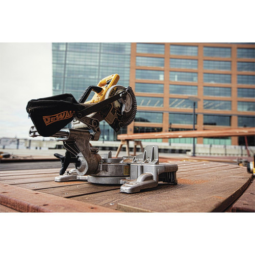 Dewalt DCS361M1 20V MAX 7-1/4 in. Cordless Sliding Compound Miter Saw Kit with (1) 4Ah Battery