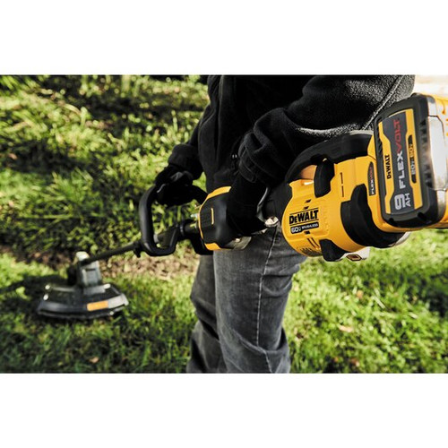 Dewalt 60V MAX FLEXVOLT Brushless Lithium-Ion 17 in. Cordless Attachment Capable String Trimmer and Blower Combo Kit (9 Ah) - DCKO266X1