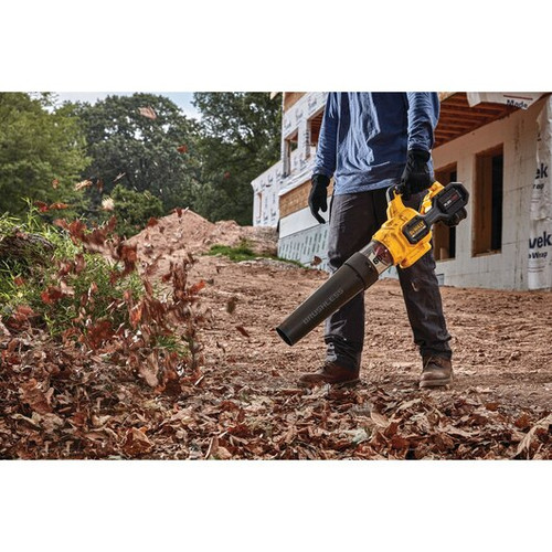 Dewalt 60V MAX FLEXVOLT Brushless Lithium-Ion 17 in. Cordless Attachment Capable String Trimmer and Blower Combo Kit (9 Ah) - DCKO266X1