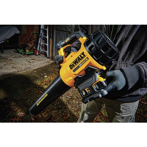 Dewalt 20V MAX Cordless Lithium-Ion 4 Ah 13 ft. String Trimmer / 20V MAX XR Brushless Handheld Blower Kit - DCKO975M1