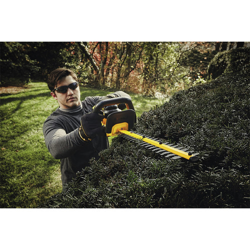 Dewalt 20V MAX Brushed Lithium-Ion 22 in. Cordless Hedge Trimmer Kit (5 Ah) - DCHT820P1