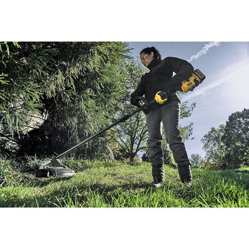 Dewalt 60V MAX FLEXVOLT Brushless Lithium-Ion 17 in. Cordless Attachment Capable String Trimmer and Blower Combo Kit (9 Ah) - DCKO266X1