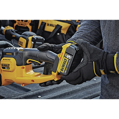 Dewalt 20V MAX Brushed Lithium-Ion 22 in. Cordless Hedge Trimmer Kit (5 Ah) - DCHT820P1