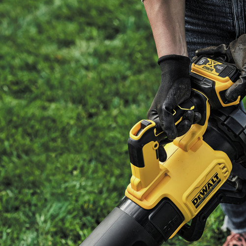 Dewalt 20V MAX XR Brushless Lithium-Ion Cordless String Trimmer and Blower Combo Kit (4 Ah) - DCKO215M1