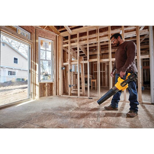 Dewalt 60V MAX FLEXVOLT Brushless Lithium-Ion 17 in. Cordless Attachment Capable String Trimmer and Blower Combo Kit (9 Ah) - DCKO266X1