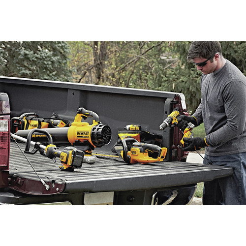 Dewalt 20V MAX Brushed Lithium-Ion 22 in. Cordless Hedge Trimmer Kit (5 Ah) - DCHT820P1