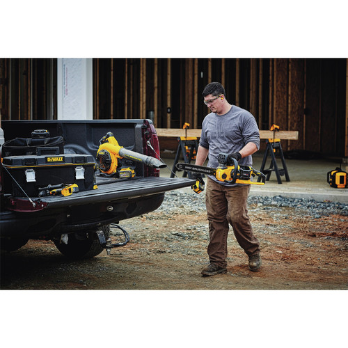 Dewalt DCCS670X1 60V MAX FLEXVOLT Brushless Lithium-Ion 16 in. Cordless Chainsaw Kit (3 Ah)