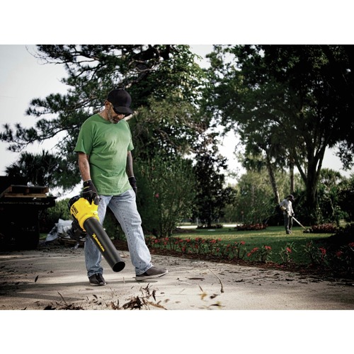Dewalt 20V MAX Cordless Lithium-Ion 4 Ah 13 ft. String Trimmer / 20V MAX XR Brushless Handheld Blower Kit - DCKO975M1
