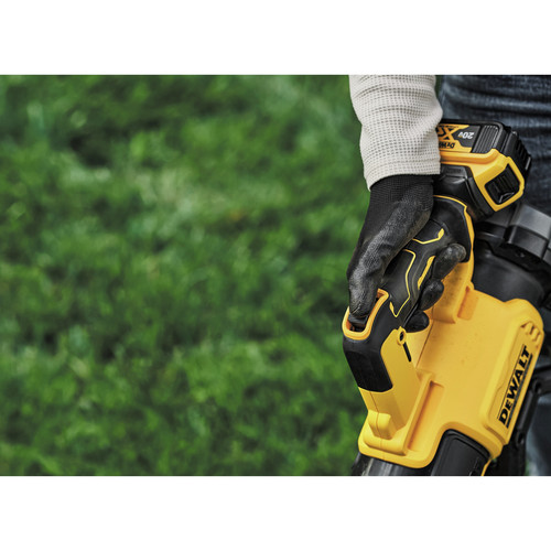 Dewalt 20V MAX XR Brushless Lithium-Ion Cordless String Trimmer and Blower Combo Kit (4 Ah) - DCKO215M1