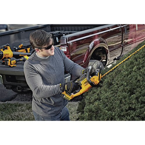 Dewalt 20V MAX Brushed Lithium-Ion 22 in. Cordless Hedge Trimmer Kit (5 Ah) - DCHT820P1