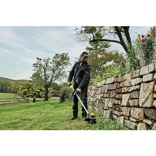 Dewalt 20V MAX Cordless Lithium-Ion 4 Ah 13 ft. String Trimmer / 20V MAX XR Brushless Handheld Blower Kit - DCKO975M1