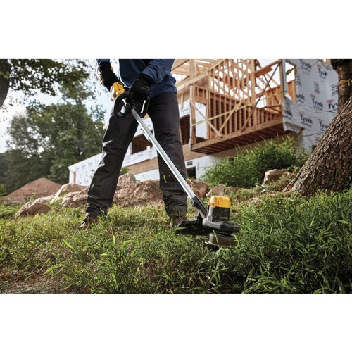 Dewalt 20V MAX Cordless Lithium-Ion 4 Ah 13 ft. String Trimmer / 20V MAX XR Brushless Handheld Blower Kit - DCKO975M1